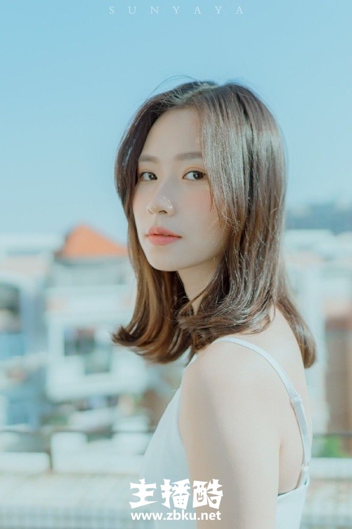纯白吊带长裙美女鹅蛋脸白里透红身材苗条天台图片