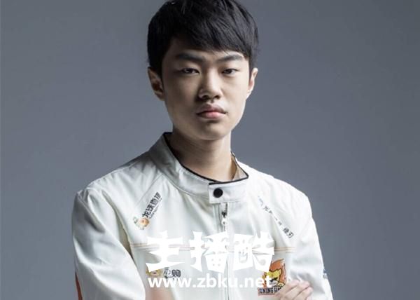 Joker谈LOL选手身价：现在LPL最贵的是Uzi,他如果转会至少得1个亿