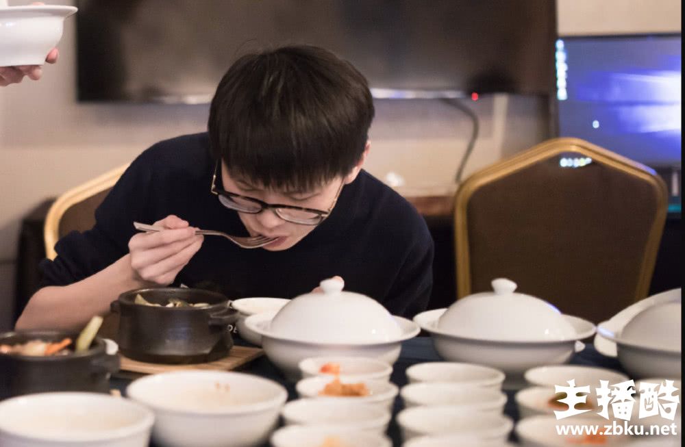 首尔街头上EDG粉丝应援牌超有排面 认真训练备战S8