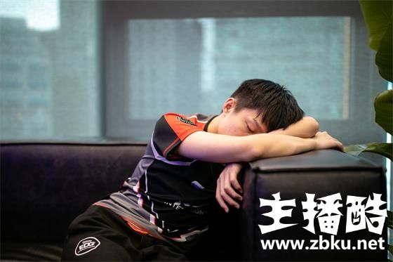 S8现场直击：站在EDG背后的厂长 这3张照片令人扎心