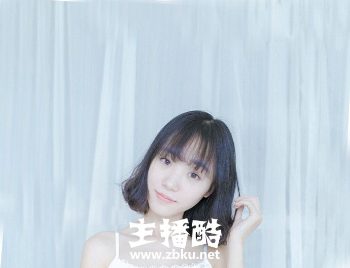 清纯草莓女孩空气刘海五官灵动吊带秀白皙锁骨床上图片