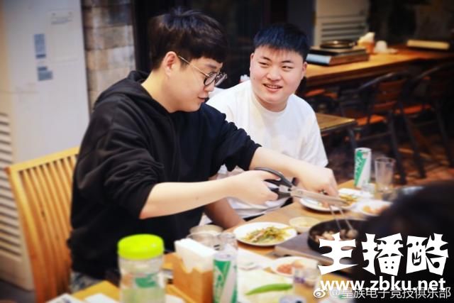 Mata兑现承诺请RNG全队吃烤肉大餐，网友：Uzi这个眼神不太对吧！