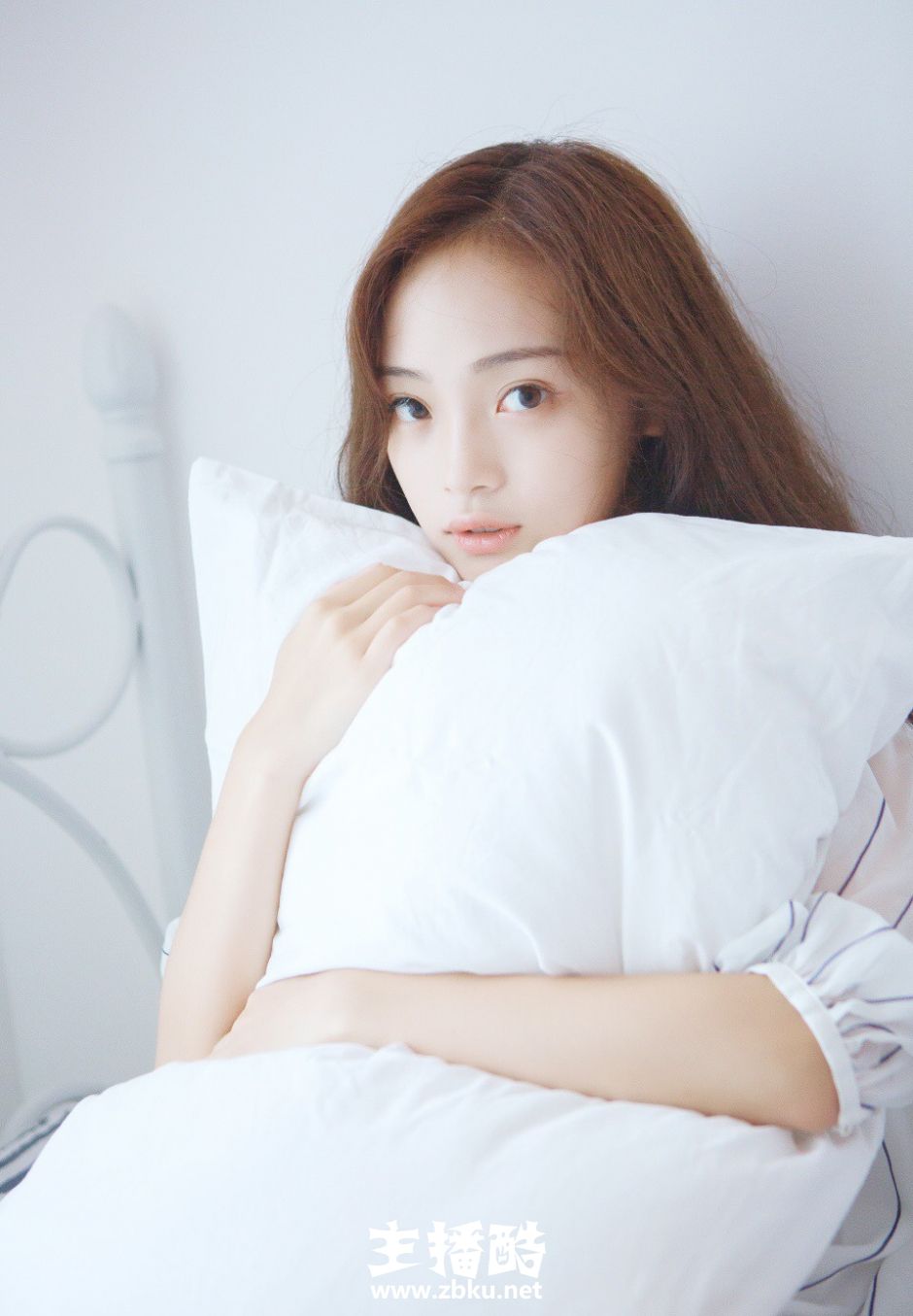 床上牛奶肌白衬衣美女睡眼惺忪慵懒躺姿发丝凌乱图片