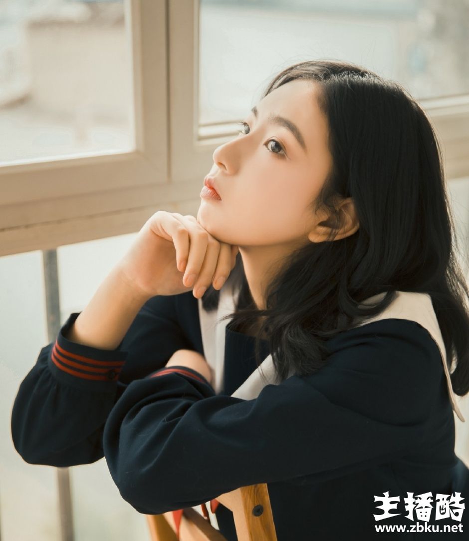 日系蓝色制服女学生肉嘟嘟圆脸眼神清冷文艺气质图片