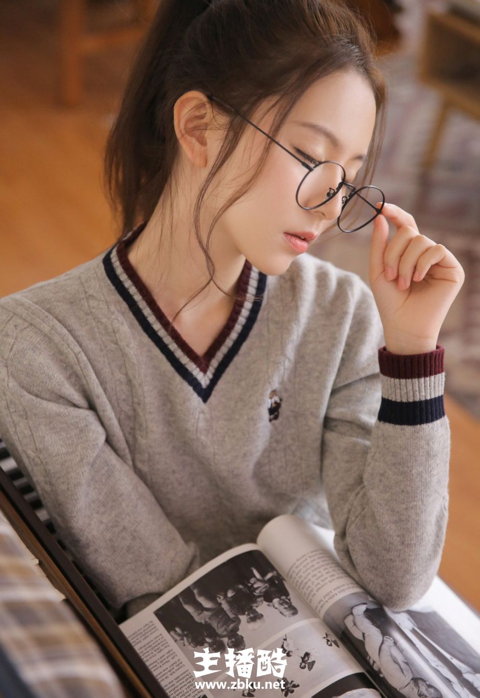 钢琴少女高束马尾灰色毛衣牛仔热裤秀纤细双腿私房图片