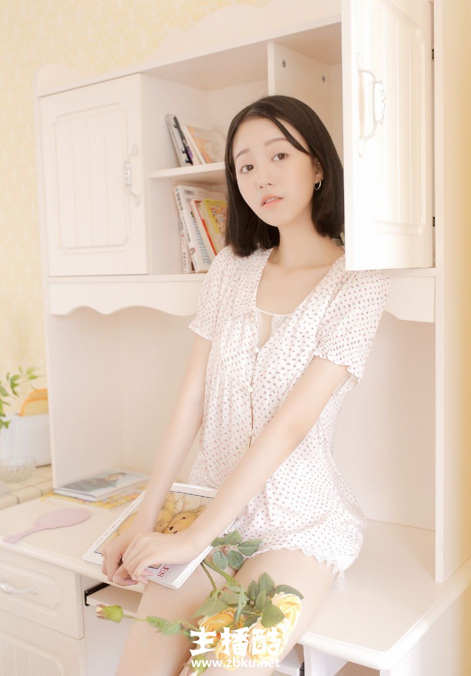 温柔气质少女纯净面容碎花衣搭短裤皮肤白到发光图片