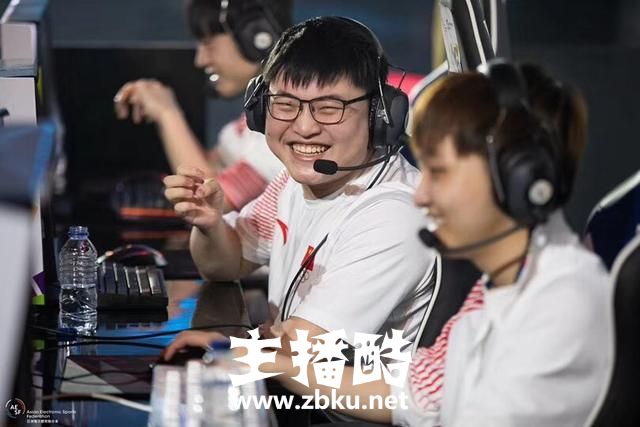 LOL草莓评价Uzi与微笑：小狗巅峰期比微笑长，但微笑也曾统治过下路