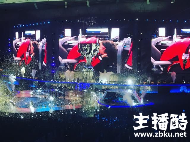 韩国主播公然P图侮辱Uzi，网友：LPL必须声讨为小狗找回颜面