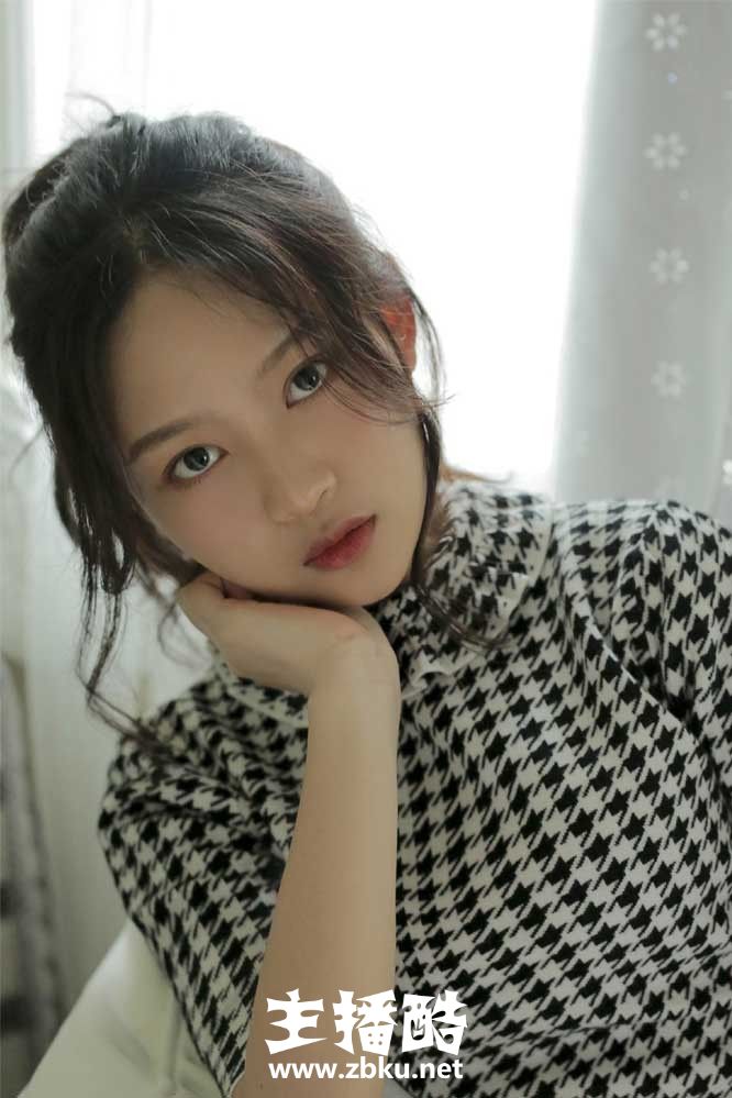 脸颊泛红美女高束马尾柔软身体单手托腮皮肤水灵图片