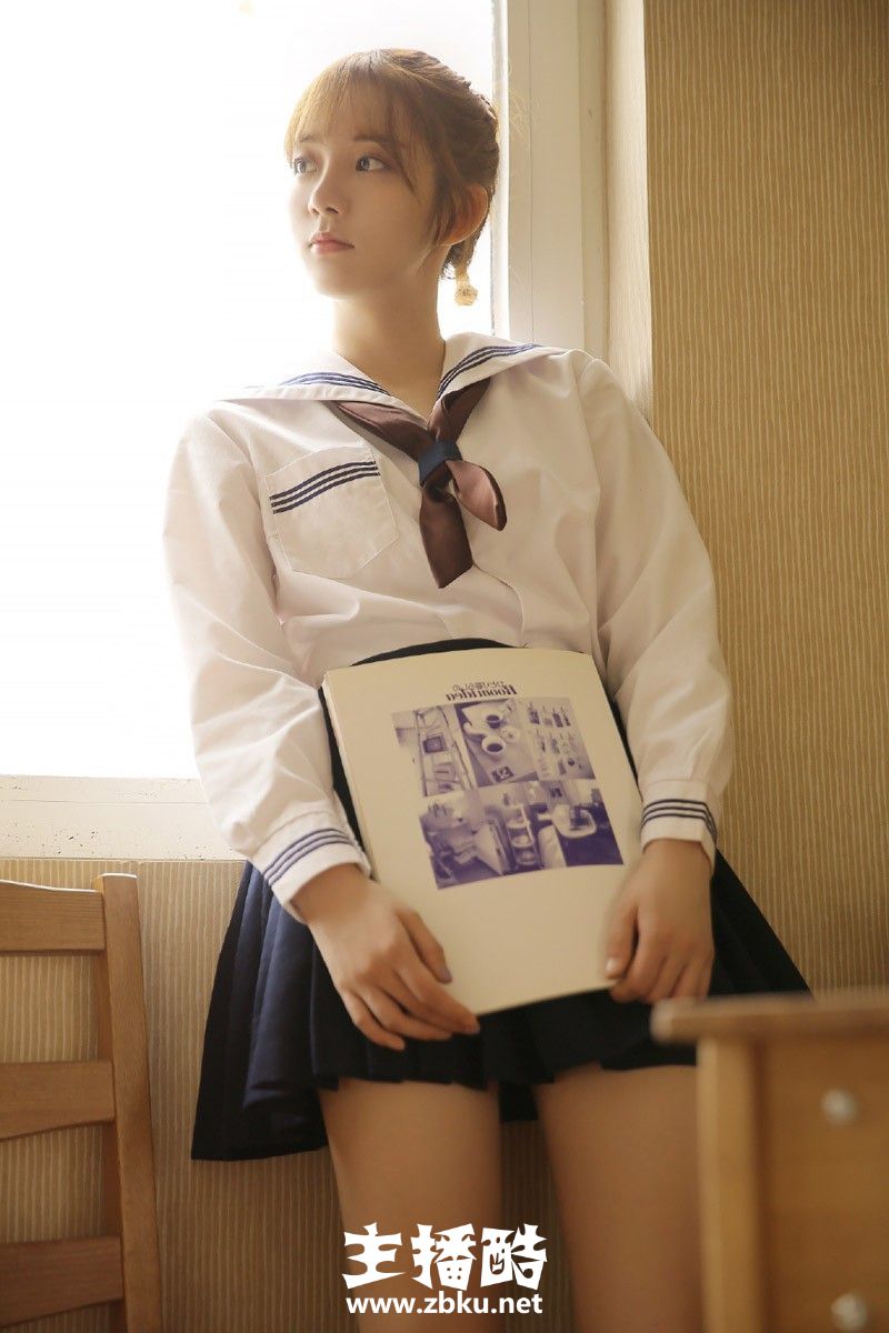 圆润娃娃脸美女学生高扎麻花辫学院校服黑丝长腿图片