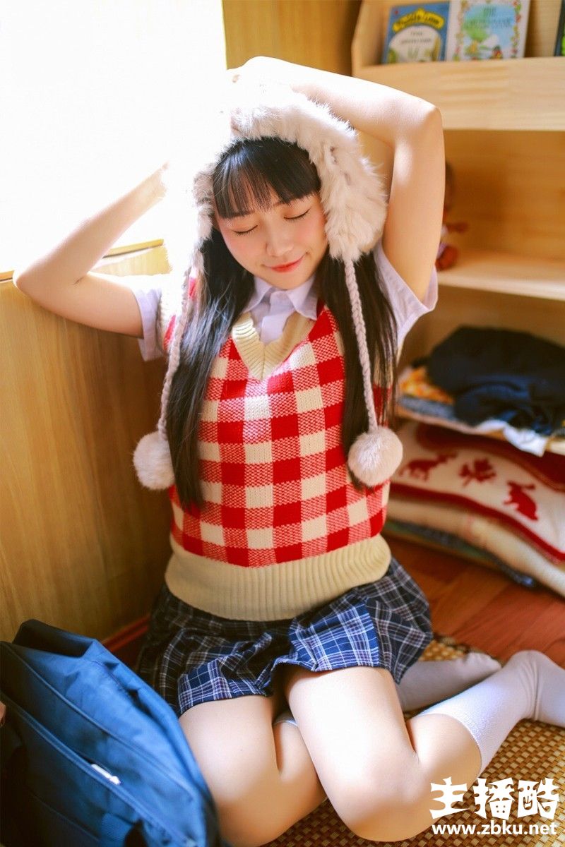 粉扑扑脸蛋日系美女大眼睛小嘴巴校园制服配贝雷帽图片