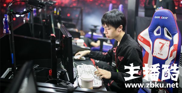 Smlz打排位遭到路人嘲讽：这么能抬杠怎么不去打职业