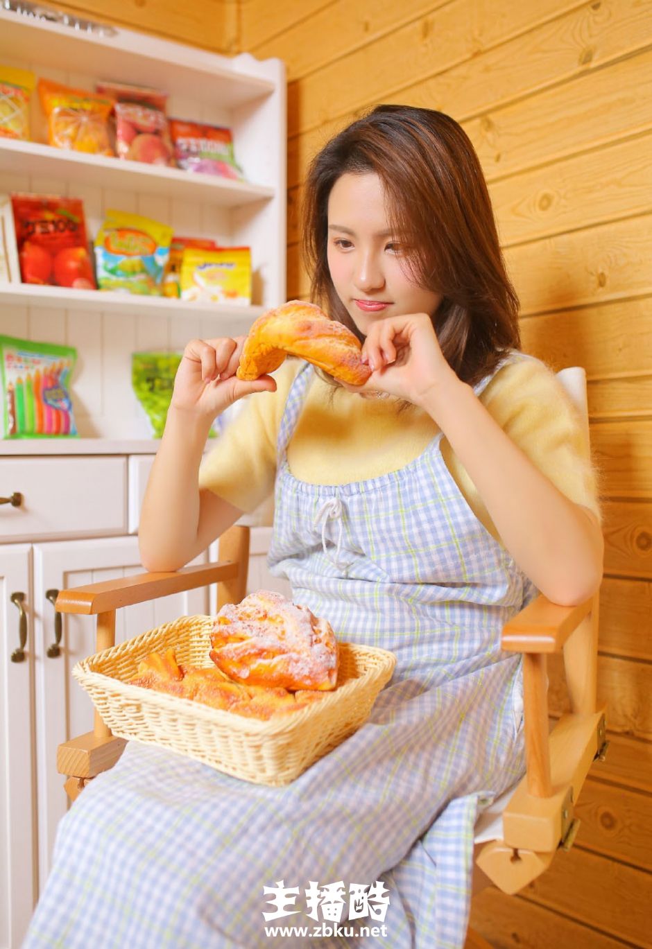气质温柔美女格纹毛衣背带裙粉嫩樱唇眉目含情私房图片