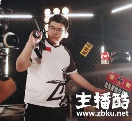 韦神身高体重被曝光：原来200斤的不是UZI而是GODV