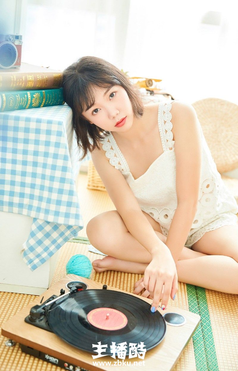 蓬松短发日系小美女五官端正吊带短裤挥手舞脚图片