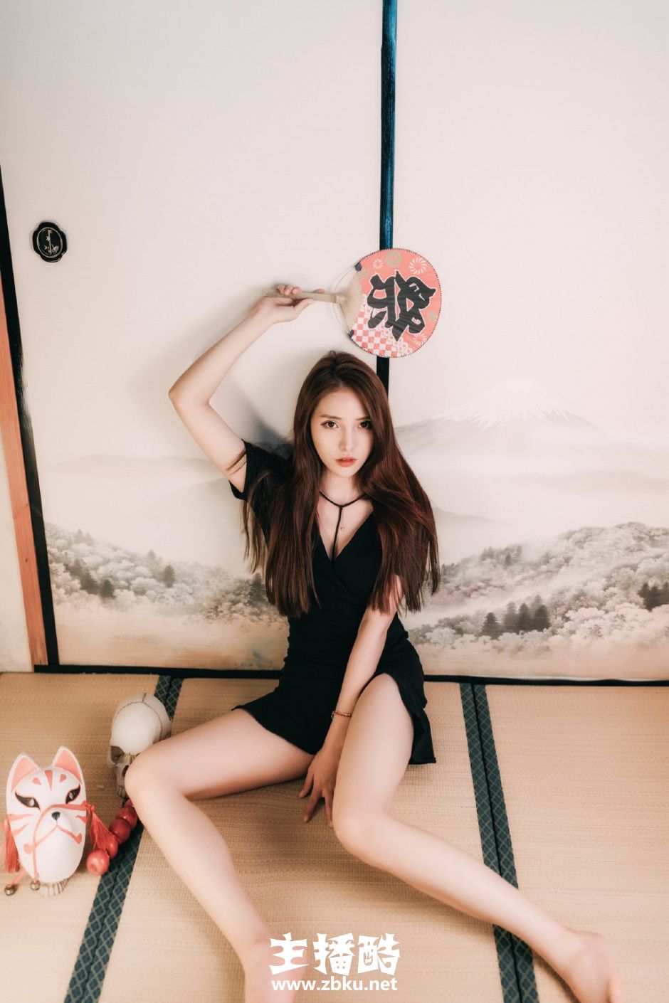 极品少妇紧身包臀裙秀深邃事业线高开叉露匀称美腿图片