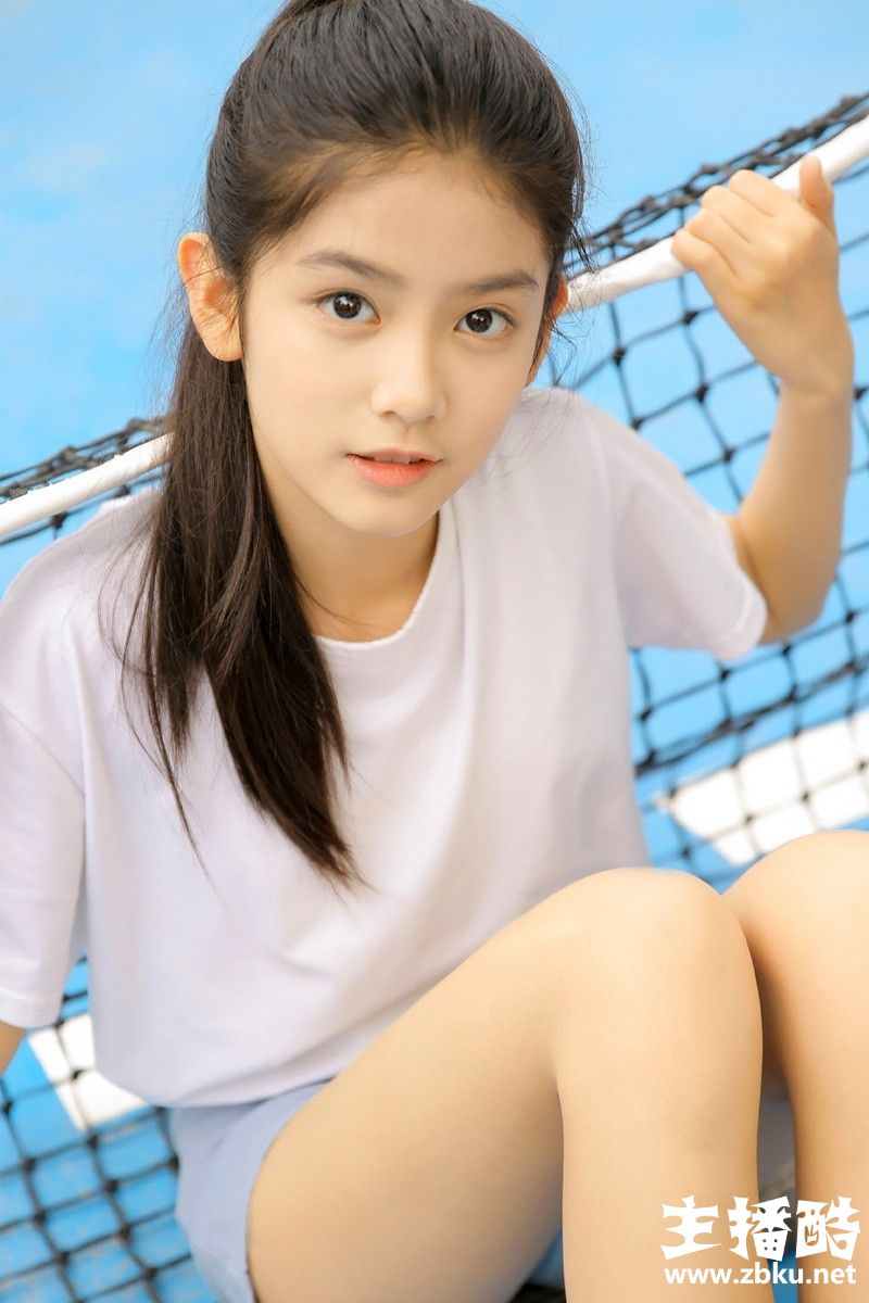 网球美眉高束长马尾稚嫩脸庞白t短裤少女感十足图片