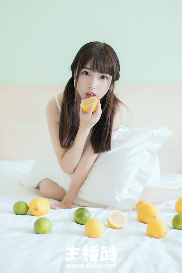 鬼马双马尾柠檬少女大眼睛小嘴巴白色吊带裙身材娇小图片