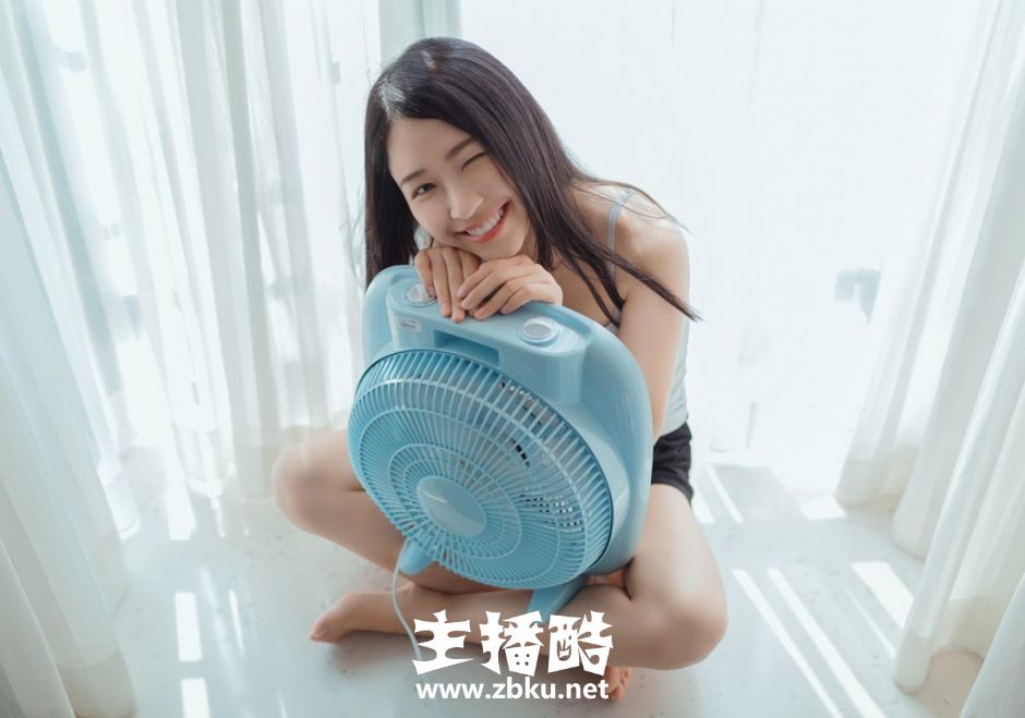 乌黑秀发美女蓝色吊带运动短裤微风拂面眨眼甜笑写真
