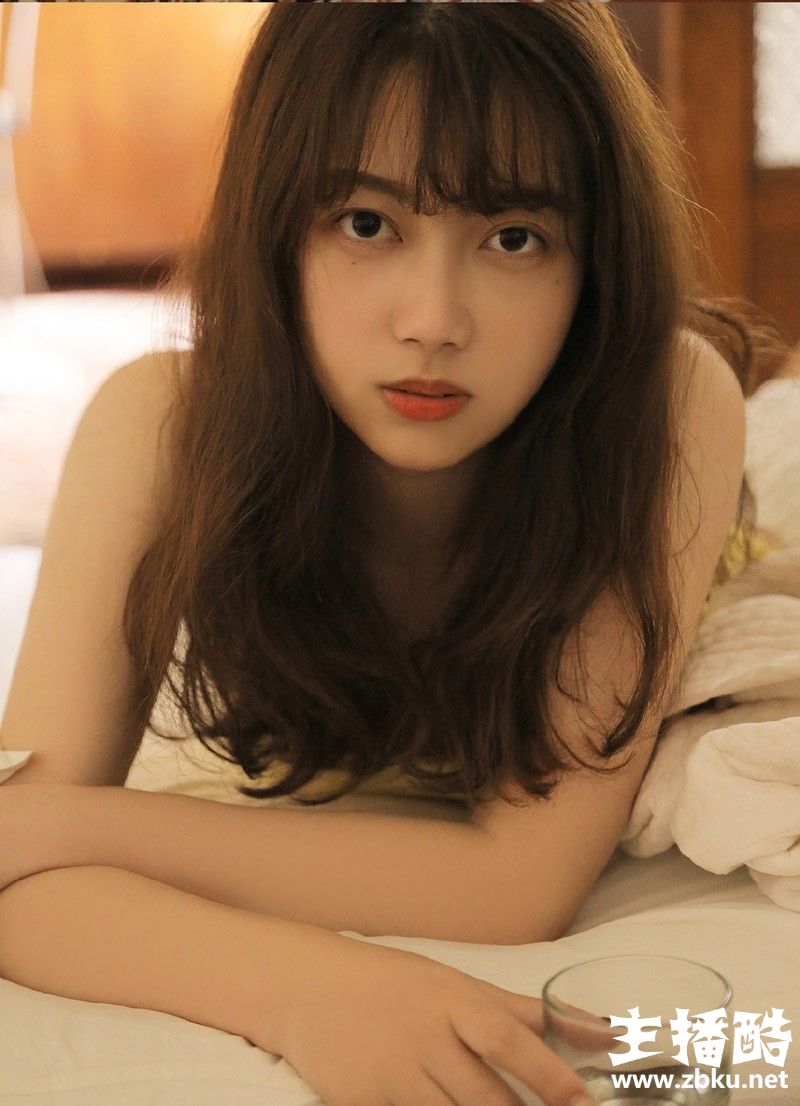 蓬松黄头发氧气美女圆润鹅蛋脸双手托下巴享受美食图片