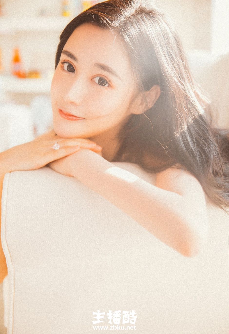 欧式双眼皮美女黑白格子连衣裙波浪卷发美目盼兮图片