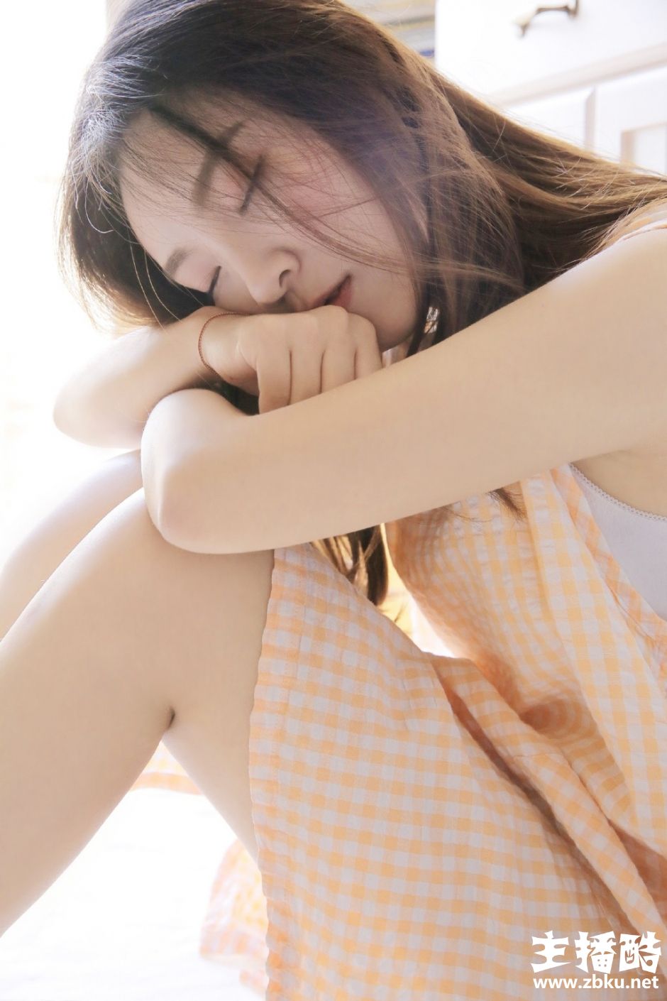 黑色卷发美女笑容甜美无袖毛衣配短裤尽显苗条身材图片
