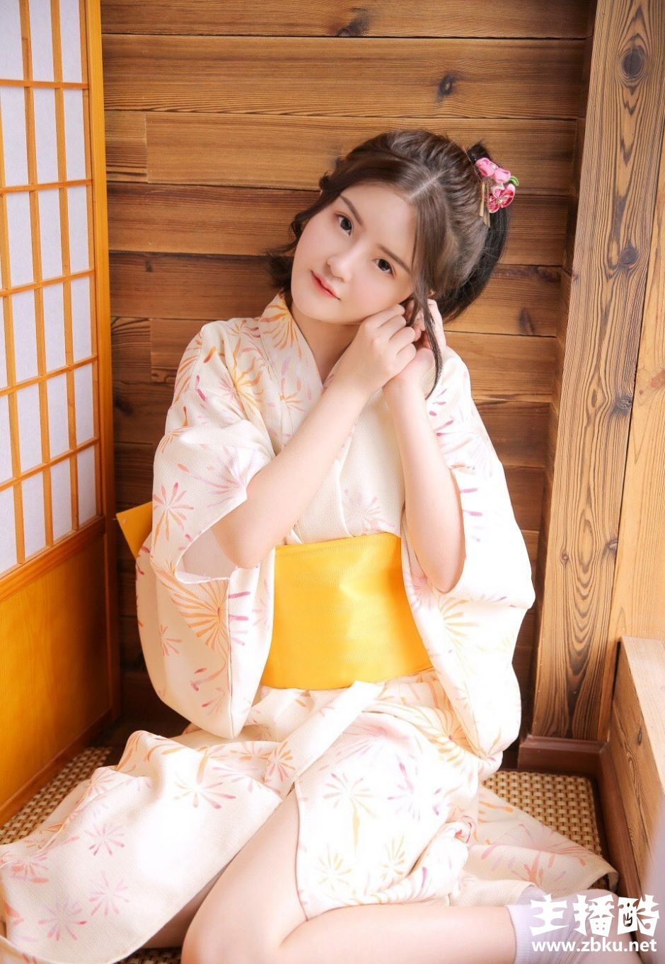 日系和服美女稚嫩童颜小巧樱唇零瑕疵肌肤白到发光图片