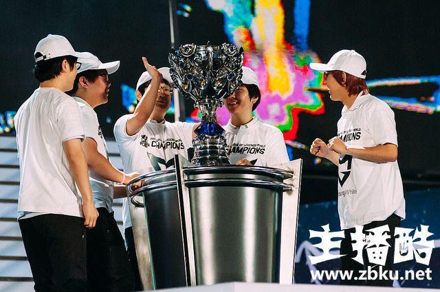 下一个冠军将是谁？历年世界总决赛夺冠捧杯瞬间回顾