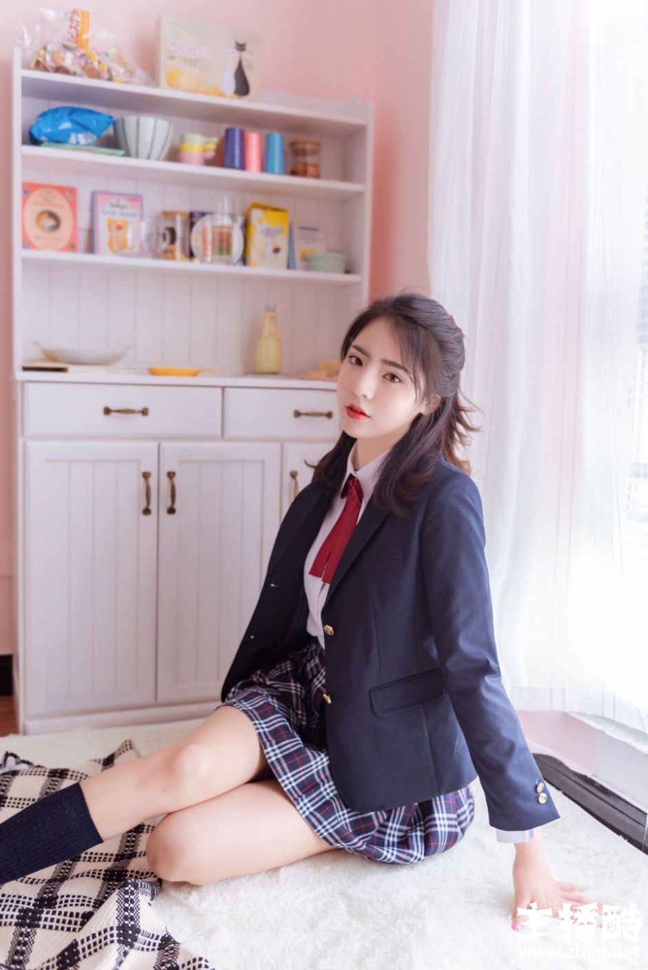 粉色指甲油美女学生雪肤红唇超短裙制服露纤细美腿图片