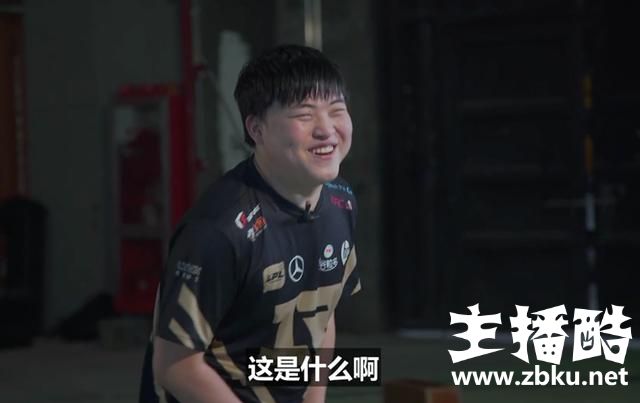 LOL四大选手点评S8总决赛MV，安掌门和Uzi很中肯，Faker的最真实