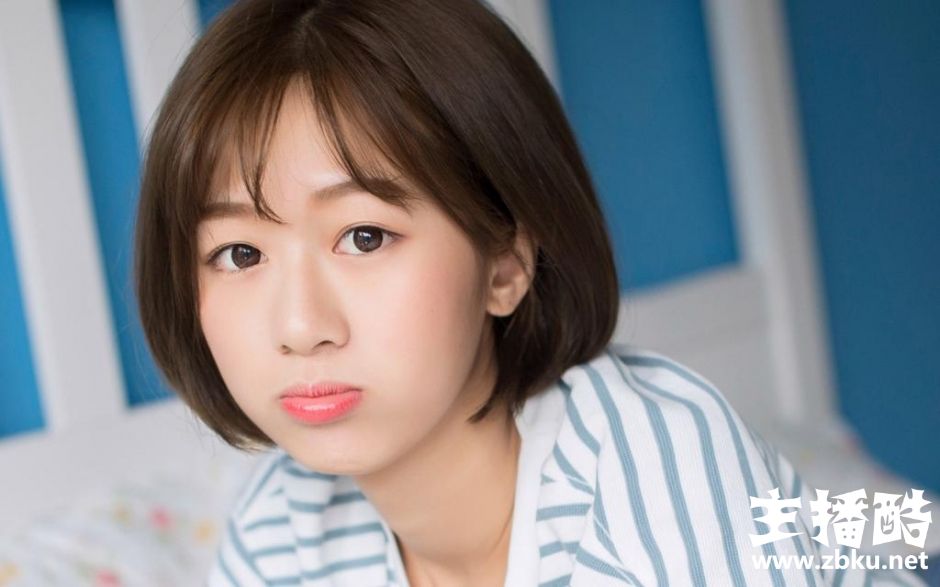 清纯短发美女撩人长腿露齿甜笑居家图片