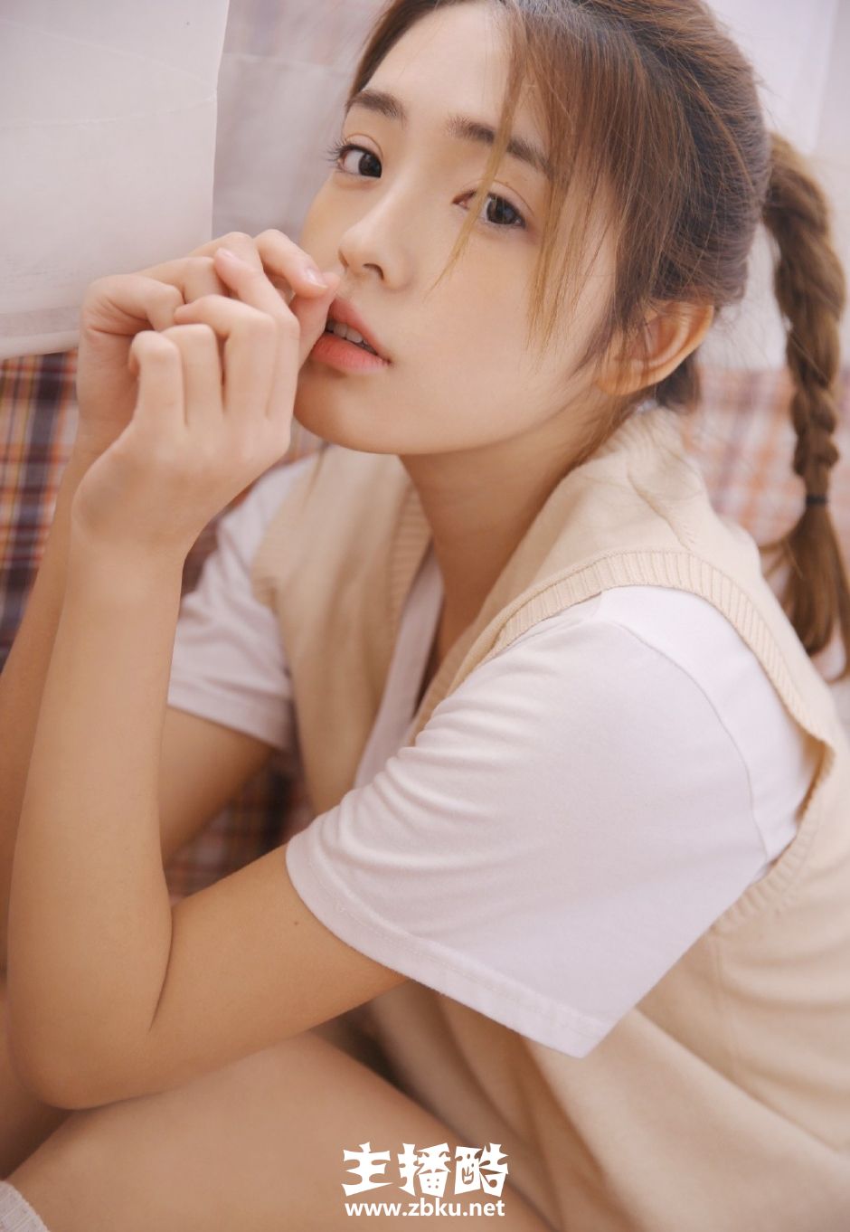 小皮鞋白丝袜美女五官清秀背心毛衣搭热裤活力满满图片