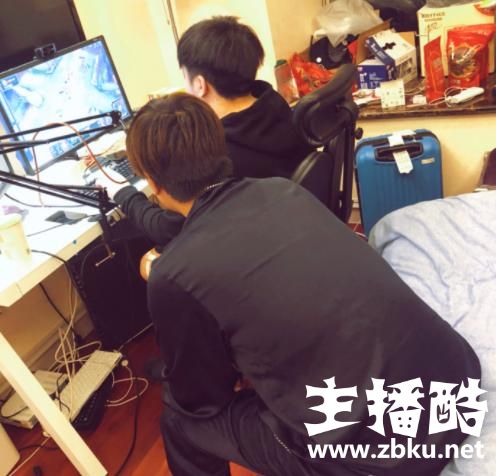 马飞飞重回直播人气突破1200万！卢本伟就在旁边不敢出镜！
