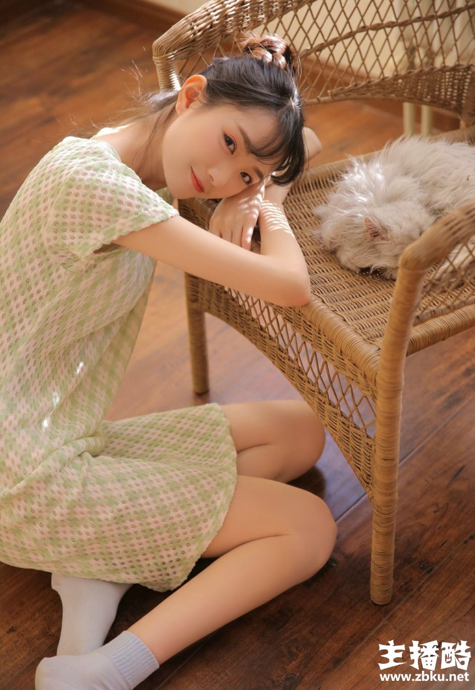腻里靡颜高鼻梁美女不施粉黛纯素颜清新气质写真