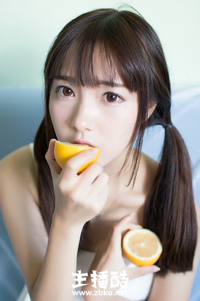 鬼马双马尾柠檬少女大眼睛小嘴巴白色吊带裙身材娇小图片