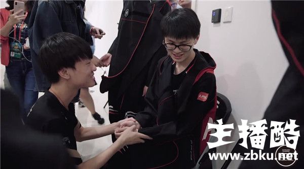 三队灵魂人物同框出现 厂长小狗后台热聊打破不和谣言