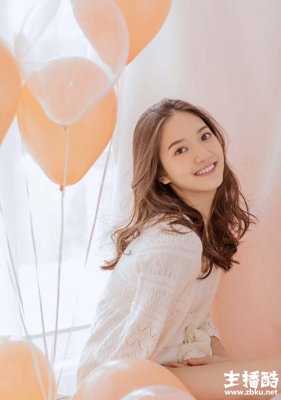 长发披肩美女露齿大笑吊带短裤秀骨感身材打电话图片