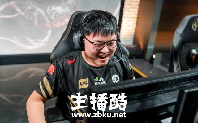 LOL草莓评价Uzi与微笑：小狗巅峰期比微笑长，但微笑也曾统治过下路