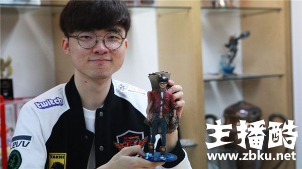 拳头为主题MV四位选手送上定制手办 非卖品独一无二