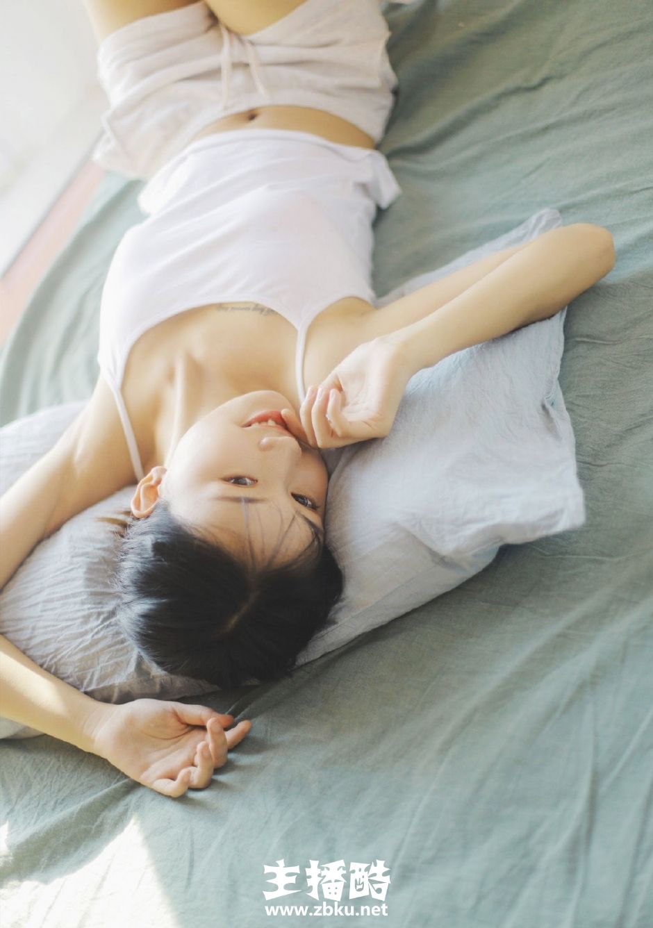 微笑早安少女吊带短裤稀疏刘海神情慵懒挥舞手脚图片