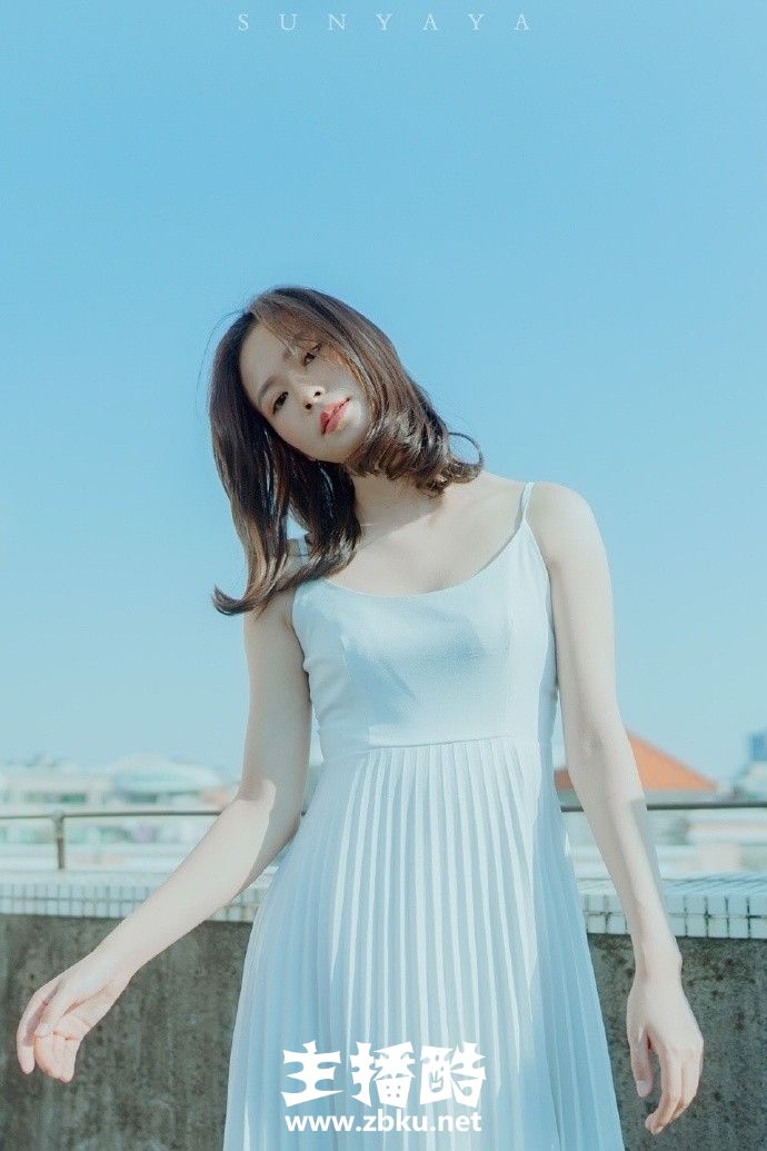纯白吊带长裙美女鹅蛋脸白里透红身材苗条天台图片