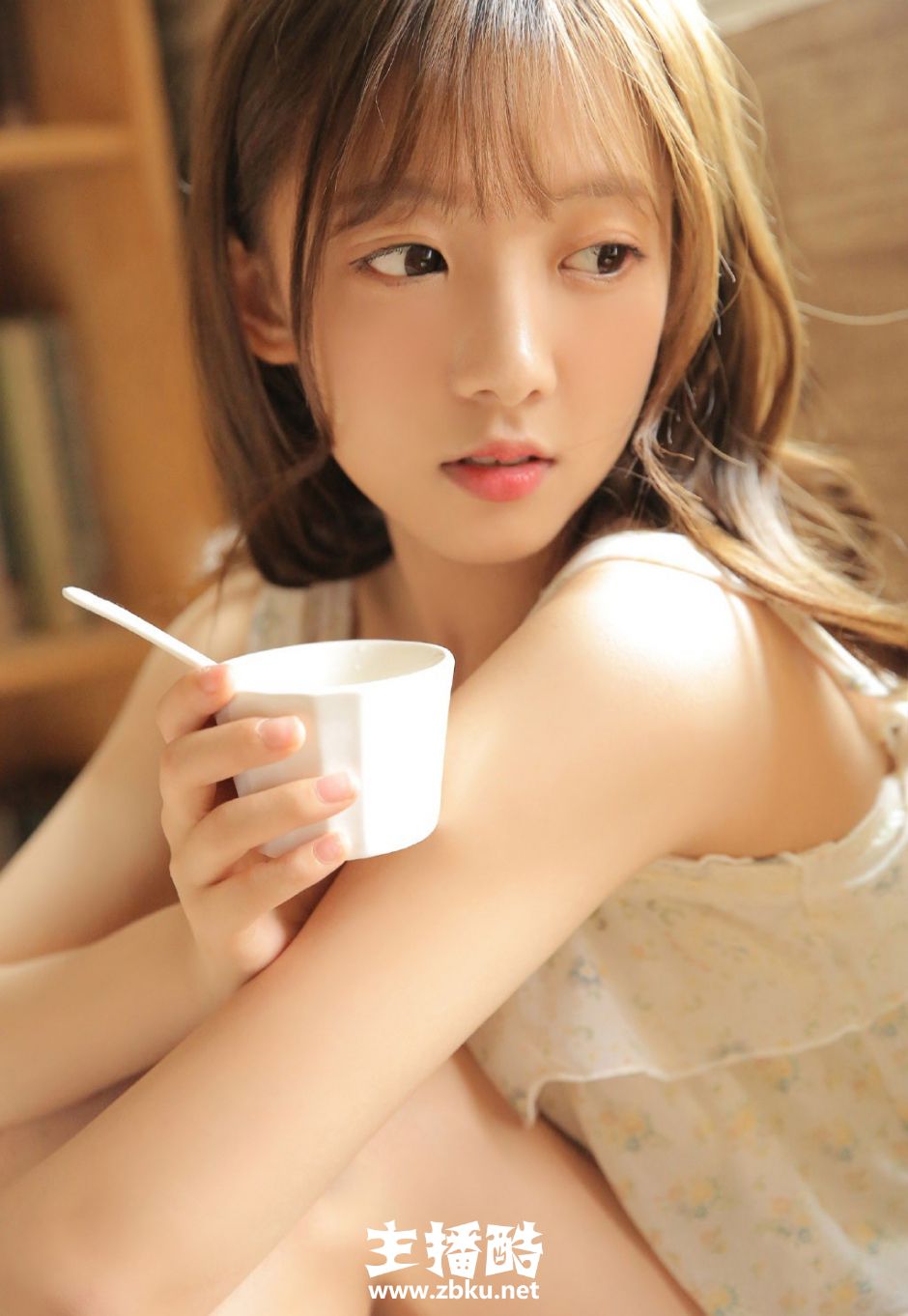 圆鼓鼓大眼美女萝莉童颜美貌碎花衣搭短裤露牛奶肌图片