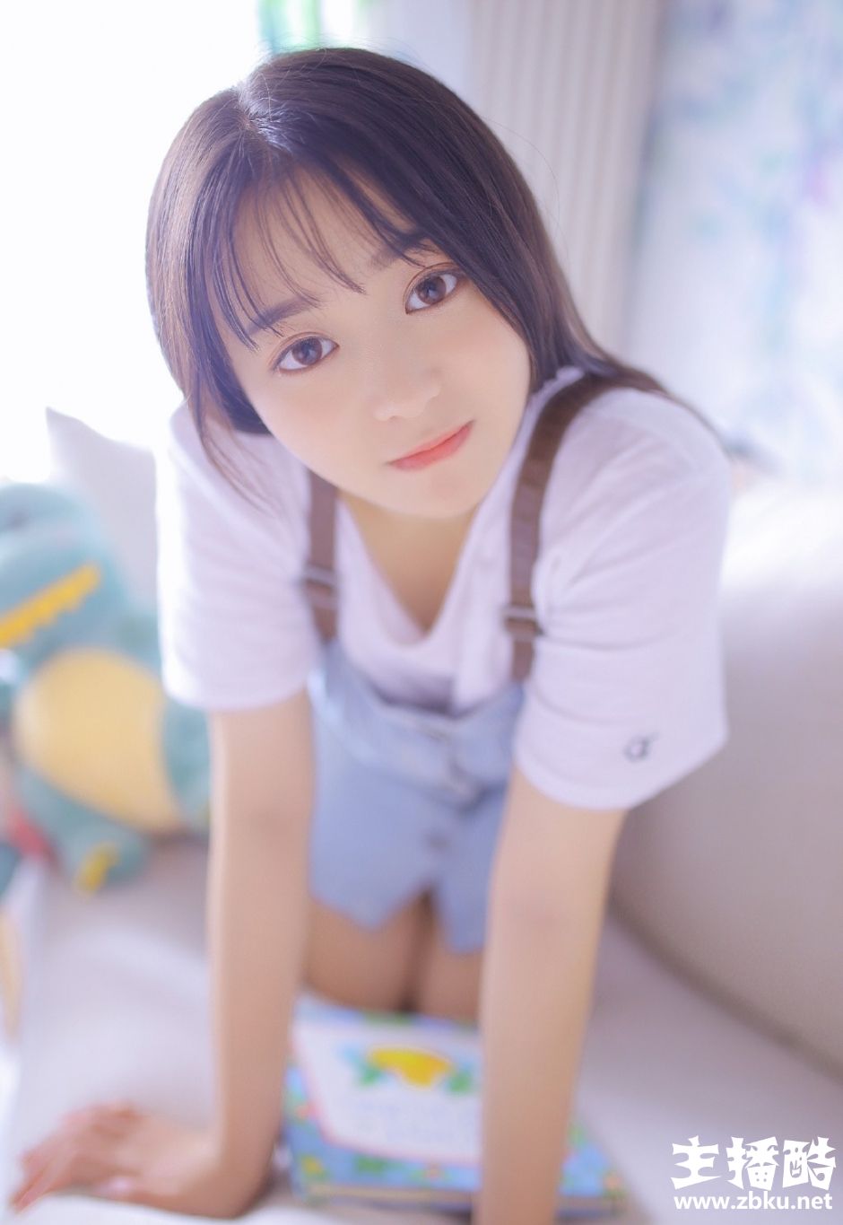 包子脸少女眉清目秀碎花吊带白色短裤细胳膊小腿图片