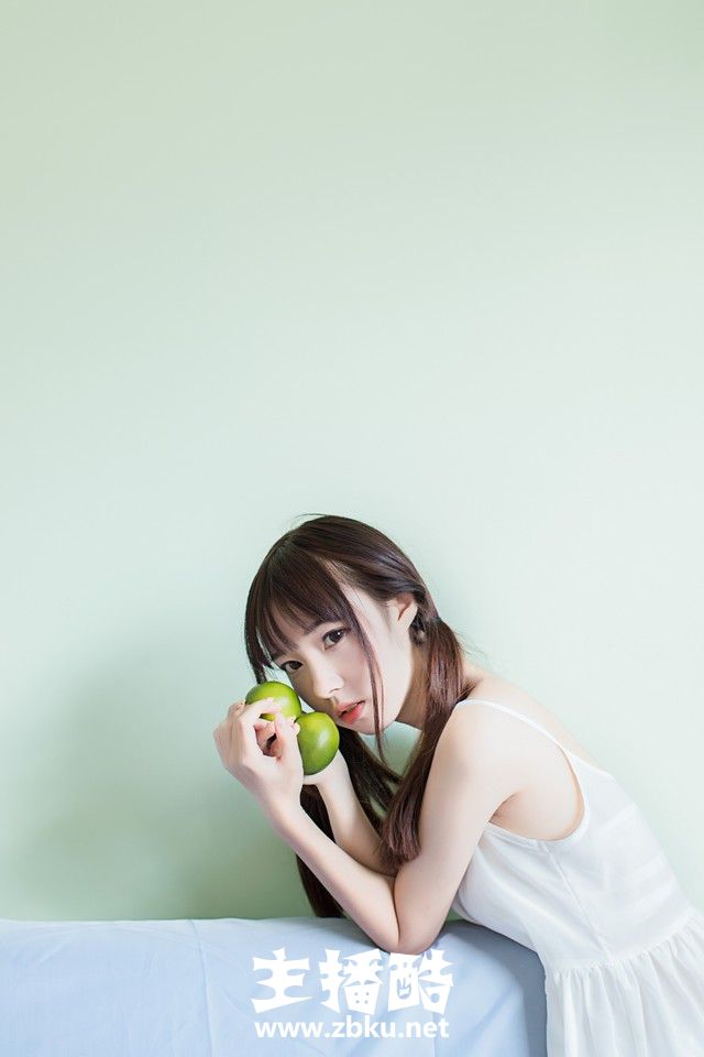 鬼马双马尾柠檬少女大眼睛小嘴巴白色吊带裙身材娇小图片