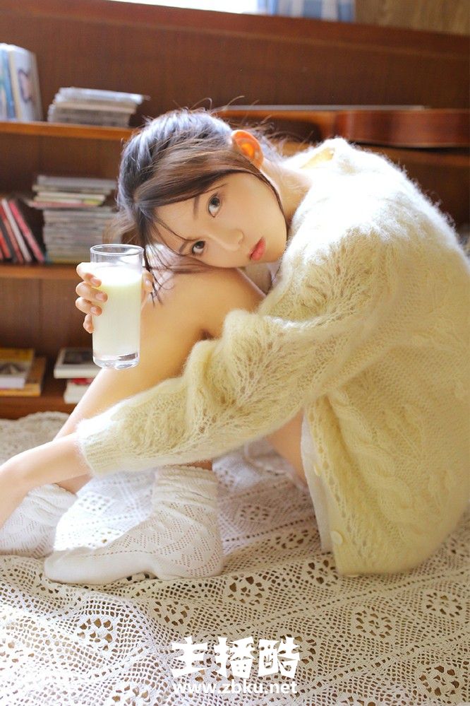 精致瓜子脸黄色毛衣美女白丝美腿睫毛弯弯目光温柔图片