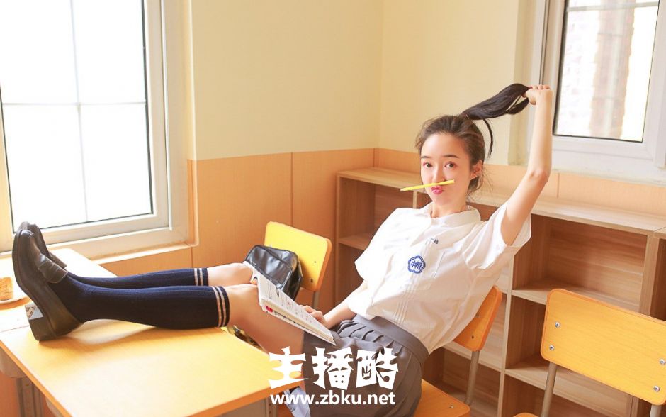 椭圆嫩脸教室美女学生灰色校服清爽马尾辫嘟嘴搞怪图片