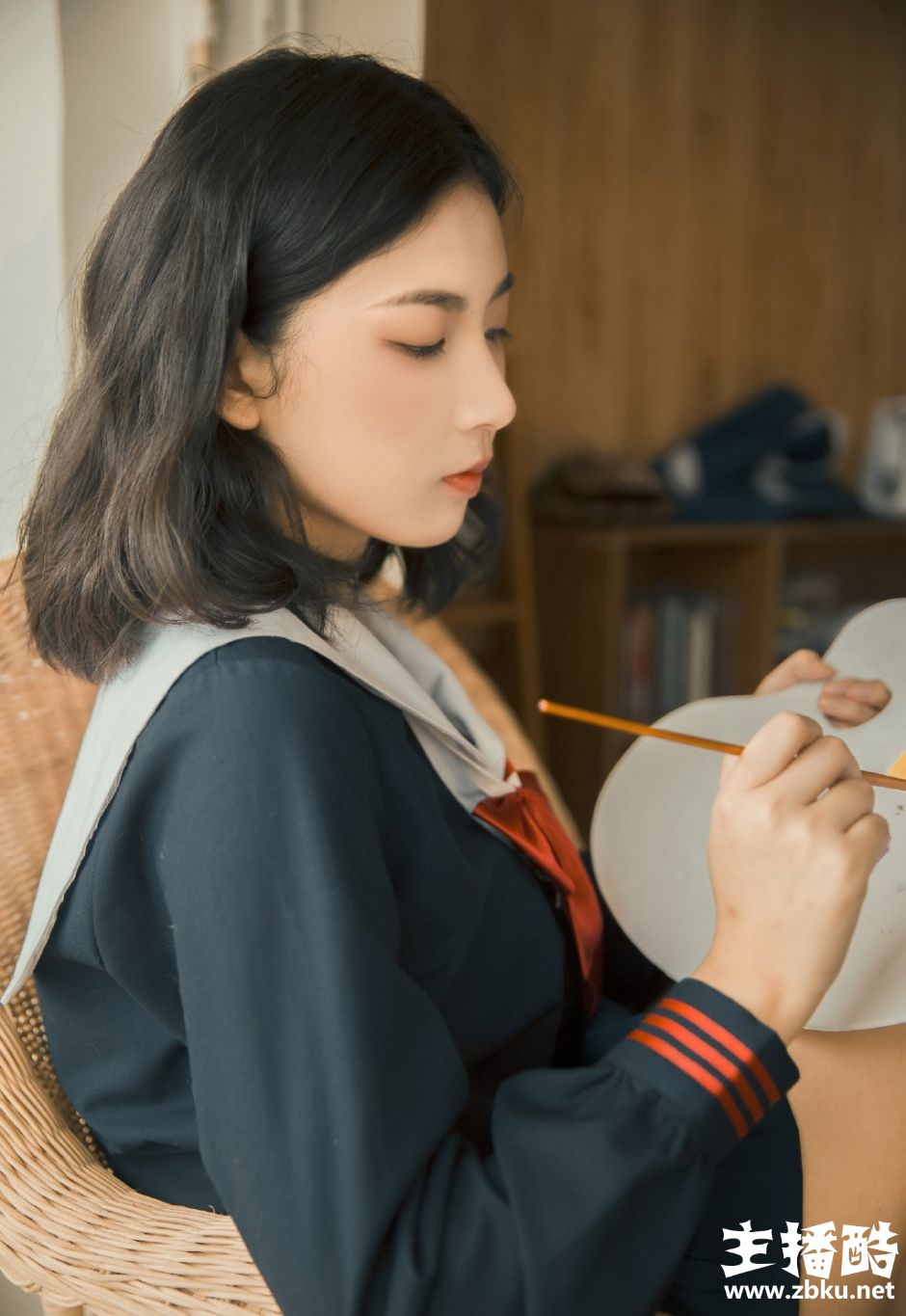 日系蓝色制服女学生肉嘟嘟圆脸眼神清冷文艺气质图片