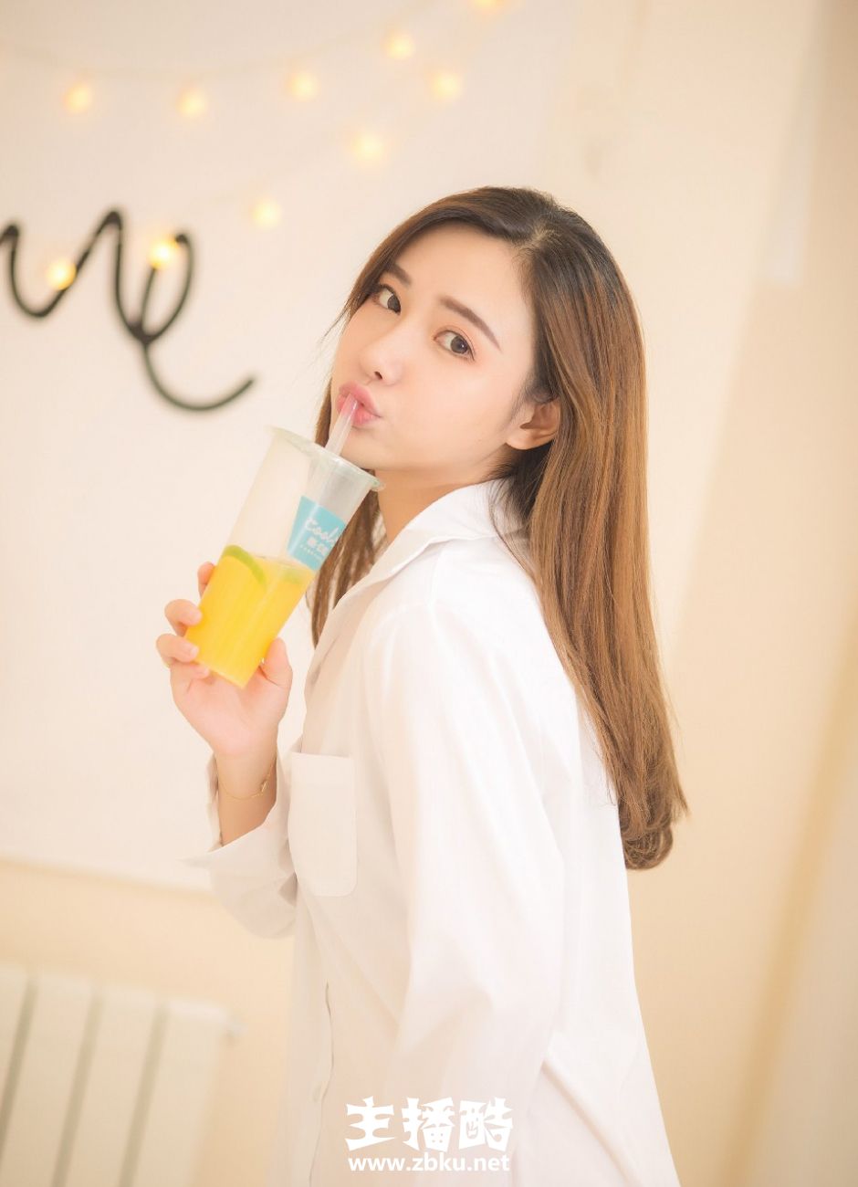 锥子脸白衬衣美女笑眼弯弯玩下衣失踪秀纤细筷子腿图片