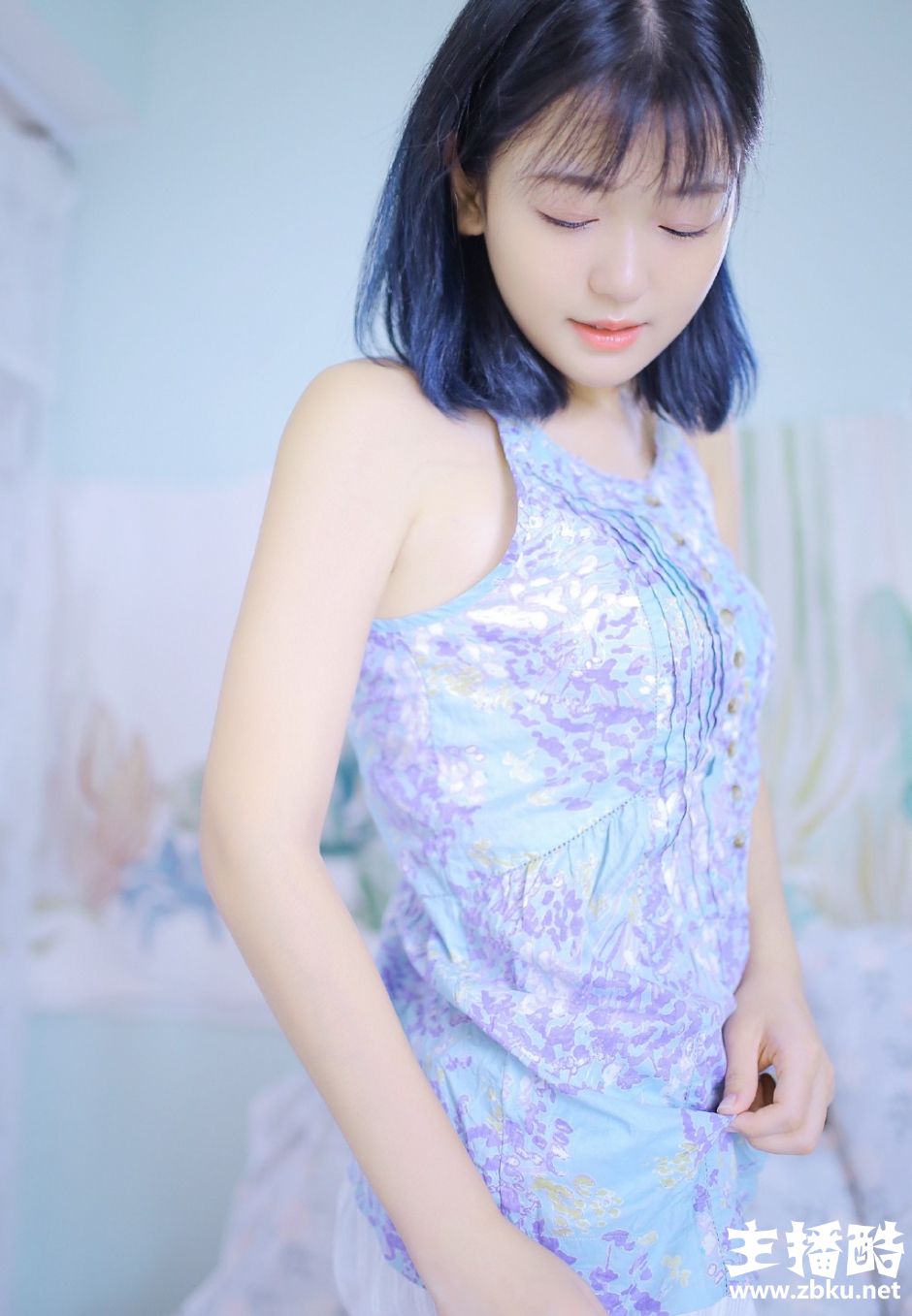 包子脸少女眉清目秀碎花吊带白色短裤细胳膊小腿图片