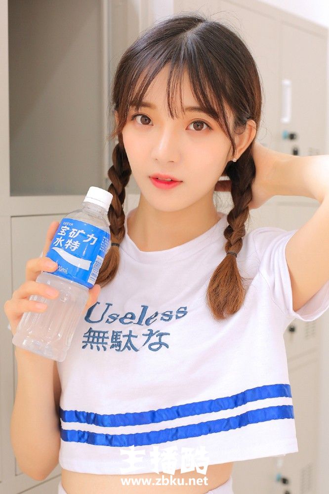 双麻花辫白色运动短裙美女粉嘟嘟椭圆脸四肢修长图片